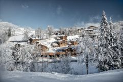Luxuschalets in verschneiter Winterlandschaft (Bergdorf Prechtlgut)