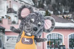 Maskottchen Lino im Winter (c) Hannes Niederkofler (Cavallino Bianco Family Spa Grand Hotel)