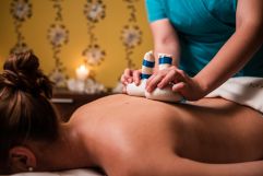 Massage mit Kräuterbündel (Rimske Terme)