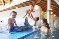 Meerjungfrauen Schwimmen für Kinder (c) Simon Hausberger (Das Hopfgarten Familotel)