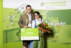 Michaela und Andreas Muster mit dem Tourismuspanther (c) Jean van Lülik Photography (Ratscher Landhaus)