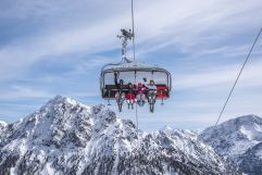 Mit dem Sessellift rauf auf die Piste (Dolomitenregion Kronplatz)