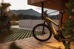 Mit E-Bikes die Umgebung erkunden (c) Jukka Pehkonen (Alpenhotel Kitzbühel)