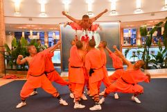 Mit höchster Konzentration liegt der Shaolin Mönch auf den Speerspitzen (Hotel Larimar)