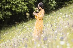 Model in Blumenwiese (C) Hannes Niederkofler (TV Algund)