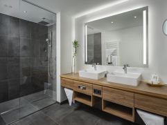 Modern eingerichtetes Badezimmer ©LuxStudios Florian Scherl (Das Kaiserblick)