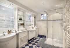 Modern eingerichtetes Badezimmer im V Level Chalet (Valamar Riviera)