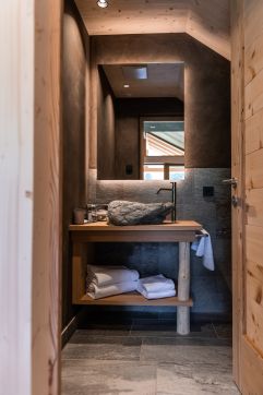 Modern gestaltetes Badezimmer (Tirler-Dolomites Living Hotel)