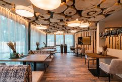 Moderne Fontis Lounge mit urigem Touch (c) Daniel Demichiel (Fontis luxury spa lodge)