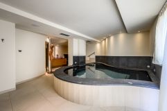 Moderner Pool (Ravelli Hotels)