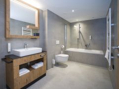 Modernes Badezimmer (Bildarchiv All-Suite Resorts Ötztal)