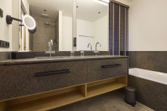 Modernes Badezimmer der Suite (c) Simon Hausberger (Das Walchsee Aktivresort &amp; Refugium Das Walchsee Lakeside)