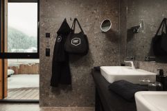 Modernes Badezimmer mit Ausblick (Alpenhotel Kitzbühel)