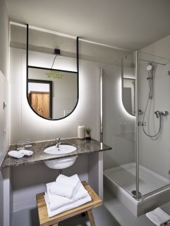 Modernes Badezimmer (Valamar Riviera)