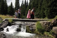 Naturerlebnis für Kinder beim Wandern mit Hexe Curadina (Tirler- Dolomites Living Hotel)