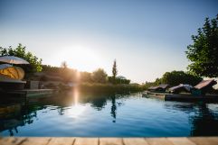 Naturpool bei Sonnenuntergang im Sommer (c) Karin Bergmann (Ratscher Landhaus)