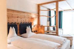 Naturverbundene Zimmerauswahl (Tirler-Dolomites Living Hotel)