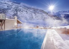 Outdoor-Pool mit Blick ins Zillertal (Hotel Klausnerhof)