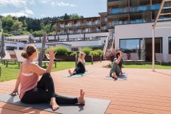 Outdoor Yoga (c) Ringler (Das Hohe Salve Sportresort)