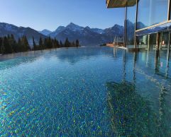 Outdoorpool mit Bergpanorama (Hotel Bergblick)