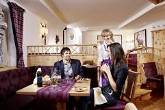 Pärchen beim romantischen Dinner im Restaurant (Biohotel Castello Königsleiten)
