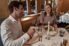 Pärchen beim romantischen Dinner im Restaurant (Ebner&#039;s Waldhof)