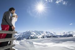 Pärchen geniesst den Ausblick im Urlaubsgebiet Tux Finkenberg