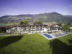 Panoramaanblick des Hotels mit Pool (Wohlfühlhotel Schiestl)