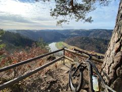 Panoramablick über die Berge beim Mountainbiken (Riverresort Donauschlinge)