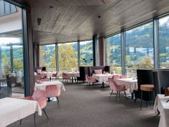 Panoramarestaurant mit Blick ins Grüne (Held Hotel &amp; Spa)