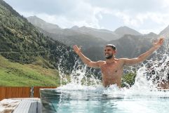 Pool mit Ausblick in die Berge (Hotel Klausnerhof)