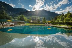 Pool mit Bergblick in der Alpentherme Gastein (Bergparadies – Apartment &amp; Studio Hotel)