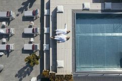 Pool und Liegen aus der Vogelperspektive (c) Daniel Zangerl (Hotel Das Kaiserblick)
