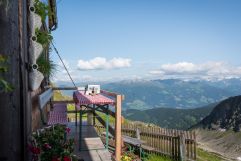 Rast beim Wandern in luftigen Höhen (c) Angélica Morales (TVB Silberregion Karwendel)