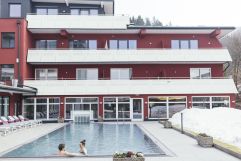 Relaxen im Outdoor Pool (c) Daniel Zangerl (Hotel Das Kaiserblick)