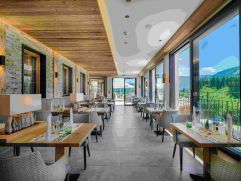 Restaurant mit wunderbarem Blick auf die umliegende Bergwelt (c) Alpina Kössen