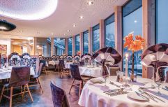 Restaurantbereich mit Panoramafenster und Blick auf die Berglandschaft (c) Auer Markus (DAS KAISERBLICK**** Superior)