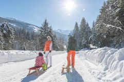 Rodelspaß mit der Familie auf der Naturrodelbahn (c) Fotostudio Creatina (Tourismusverband Rauris)