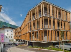Rückansicht der Holzfassade des Hotels (Hotel Blü Gastein)