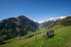 Ruhige Bank mit Talblick zum Seidlwinkl (c) Lukas Pilz (TVB Rauris)