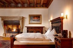 Rustikal eingerichtetes Schlafzimmer (Schloss Hotel Mittersill)