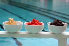 Saisonale Früchte am Pool genießen (Impuls Hotel Tirol)