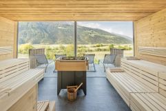 Sauna mit Panoramafenster im Sommer (Wanderhotel Vinschgerhof)