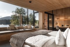 Schlafzimmer der Lakeside Lodge mit traumhafter Aussicht (c) Jukka Pehkonen (Alpenhotel Kitzbühel)