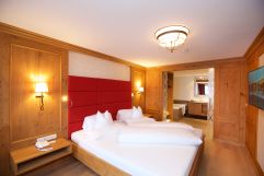 Schlafzimmer der Suite Himmelschlüssel (Hotel Bergblick)