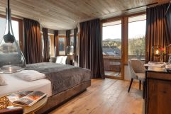 Schlafzimmer im Alpenhotel Kitzbühel mit traumhaftem Ausblick auf den See (c) Jukka Pehkonen (Alpenhotel Kitzbühel)