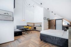 Schlafzimmer mit integrierter Küche zur Selbstversorgung (c) Max Steinbauer Photography (Bergparadies – Apartment &amp; Studio Hotel)