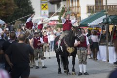 Schnalzer auf dem Pferd beim Almabtriebsfest Krimml (Tourismusverband Krimml)
