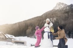 Schneemannbauen mit der ganzen Familie (Ebner&#039;s Waldhof)