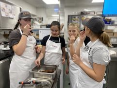 Schülerinnen genießen die Köstlichkeiten in der neuen Profiküche (Ratscher Landhaus)